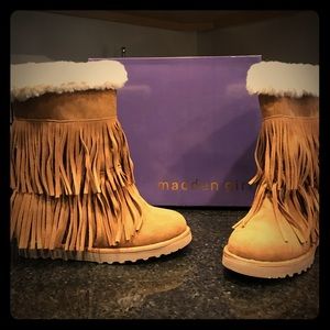 💥FLASH SALE💥 Winter fringe wedge boots!